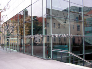 H�rsaalzentrum Wien Universit�tscampus mit spiegelnder Glasfassade - &copy; Gerhard Wagner